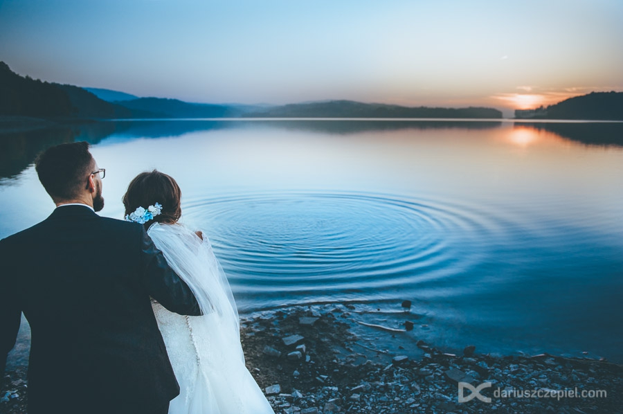 plener ślubny nad jeziorem