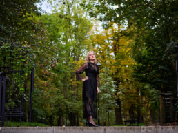 zdjęcie pięknej kobiety blondynki na schodach w parku Jerzmanowskich w Krakowie podczas mini sesji zdjęciowej z fotografem