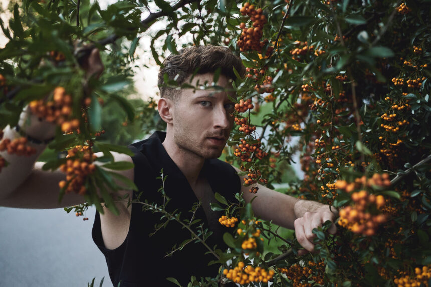 sesja z aktorem Kacprem Chudinim w stylu pozowania JulioJanpierre zrealizowana przez fotografa Dariusza Czepiela
