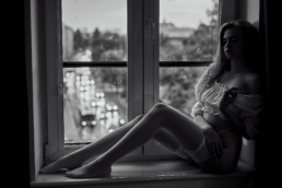 sensualna sesja z modelką pozującą na oknie