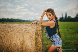 modelka pozuje na sesji fotograficznej w Krakowie z belami siana