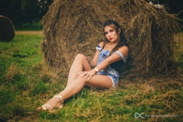 Kinga pozuje w ogrodniczkach z bela siana