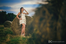 sesja fotograficzna z belami siana na błoniach w Krakowie