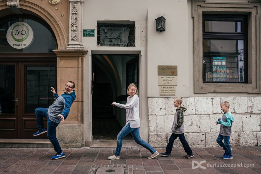 krakow family photosession resulted in a funny image of this family walking like in scooby doo