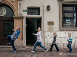 funny family photography in cracow