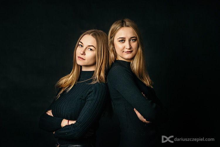 portret dwóch koleżanek na sesji studyjnej w krakowie