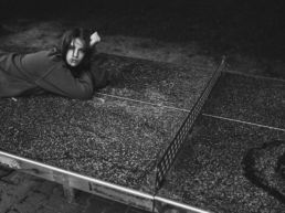 modelka leży na stole do ping ponga czarno białą fotografia Dariusza Czepiela